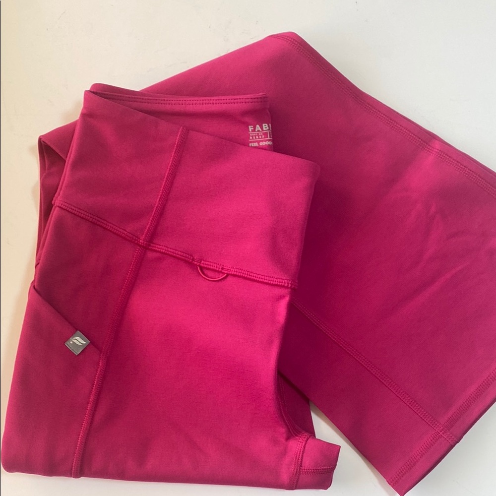 2 Pieces FABLETICS StretchTech™ Kick Flare Scrub Legging & Top. Size: M - Picture 13 of 16